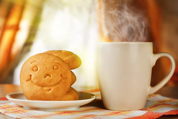 Bebida caliente y galletas con una sonrisa —  Fotos de Stock