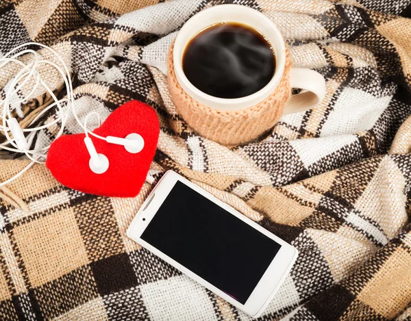 Hete koffie, witte mobiele telefoon met koptelefoon, zacht rood hart — Stockfoto