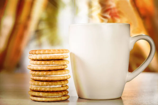 Bebida caliente y galletas con relleno —  Fotos de Stock
