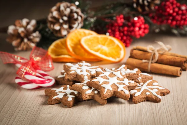 Biscoitos de Natal em uma superfície de madeira — Fotografia de Stock