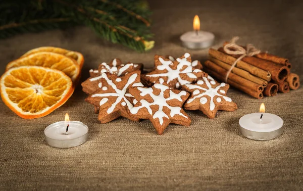 Biscoitos de Natal em forma de estrelas com canela — Fotografia de Stock