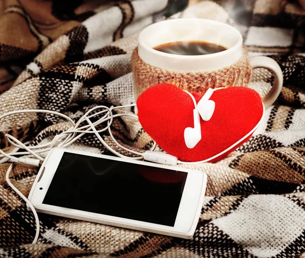 Café caliente, teléfono móvil blanco con auriculares, corazón rojo suave —  Fotos de Stock