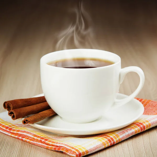 Taza caliente de té caliente con canela —  Fotos de Stock