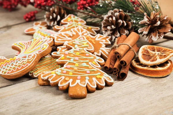 Biscoitos artesanais de Natal de diferentes formas, especiarias, decoração festiva — Fotografia de Stock