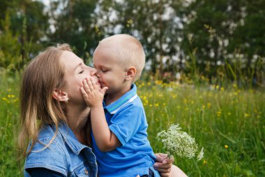Küçük bir oğlu annesi doğa çerçevede kisses