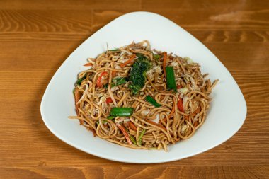 Asya Geleneksel Sebzeli Yemek Eriştesi