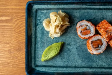 Asya Geleneksel Yemek Baharatlı Sake Rolls