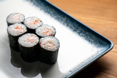 Geleneksel Asya Yemeği Ebi Maki Suşi