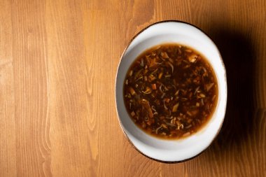 Asya Geleneksel Yemek Sıcak ve Ekşi Çorbası