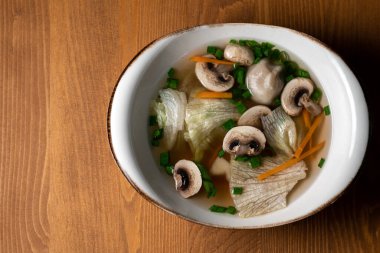 Arka planda Asya Geleneksel Yemek Çorbası, yakın plan