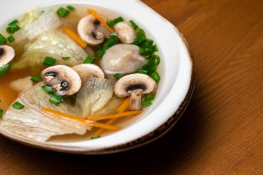 Arka planda Asya Geleneksel Yemek Çorbası, yakın plan