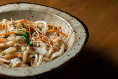 Asya Geleneksel Yemek Tavuğu Udon