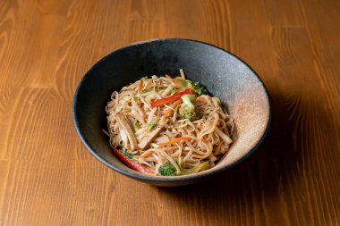 Pad Thai ile Asya Geleneksel Sebzeleri