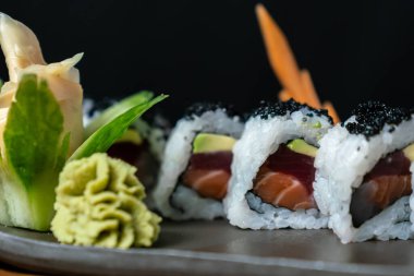 Geleneksel Asya Yemekleri Manhattan Suşi Yuvarlıyor