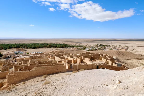 Oásis no deserto do Saara ao lado do assentamento arruinado, Chebika, Tunísia — Fotografia de Stock