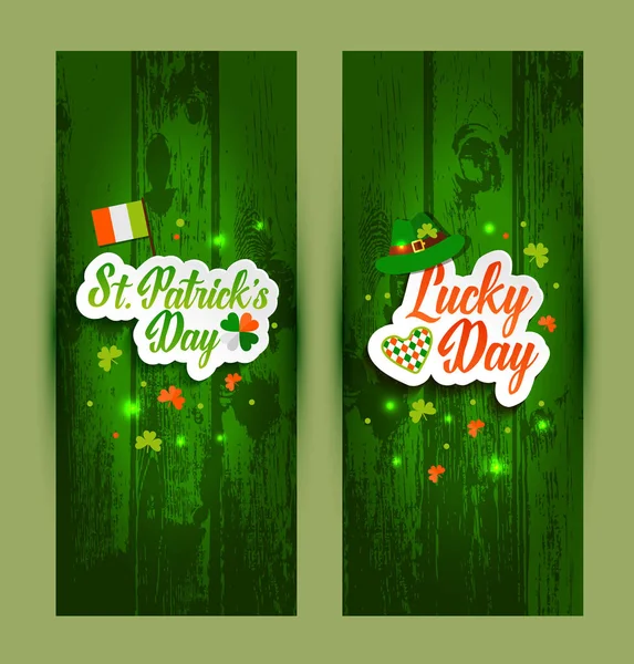 Bokstäver av Saint Patrick s dag banners på grönt trä — Stock vektor