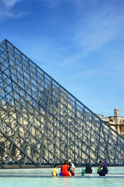 Pirámide Del Louvre Día Soleado Turistas Sentados Alrededor Las Cuencas — Foto de Stock