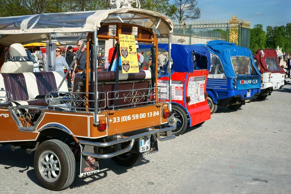 Auto Rickshaws Och Pedicabs Parkerade Nära Ingången Till Tuileries Trädgård — Stockfoto