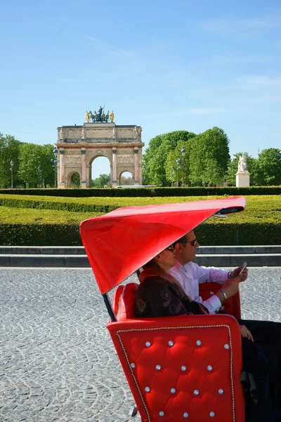 Pedicab Rojo Con Los Clientes Arco Del Triunfo Del Carrousel — Foto de Stock