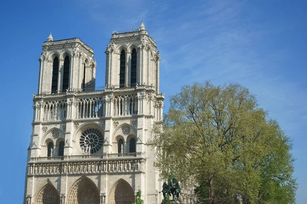 Catedrala Notre Dame Din Paris Turnuri Vest Fundal Albastru Statuia — Fotografie, imagine de stoc