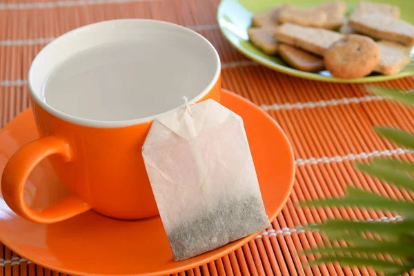 Água Quente Uma Xícara Laranja Saco Chá Não Utilizado Pires — Fotografia de Stock
