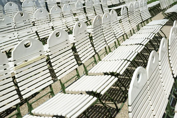 Güneş Işığında Sıra Sıra Beyaz Ahşap Sandalyeler Kurhaus Kumarhanesi Nden — Stok fotoğraf