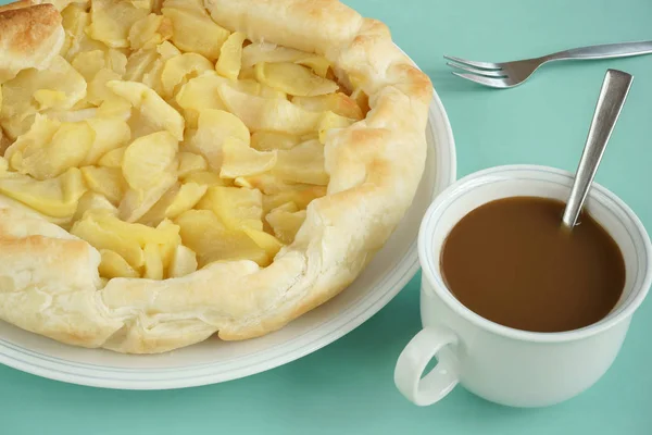 Органический Яблочный Пирог Белой Тарелке Белая Чашка Молочным Кофе Ложкой — стоковое фото