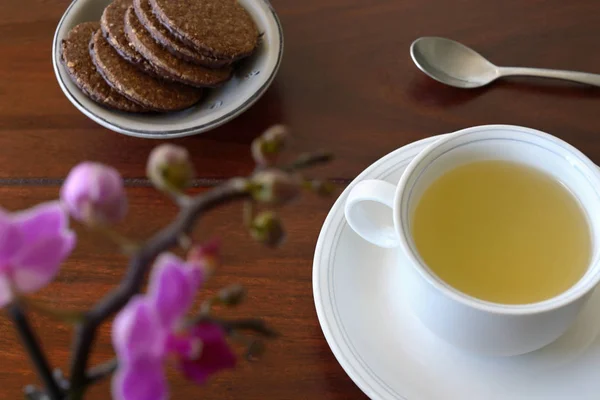 Eine Weiße Tasse Mit Untertasse Gefüllt Mit Bio Kräutertee Eine — Stockfoto