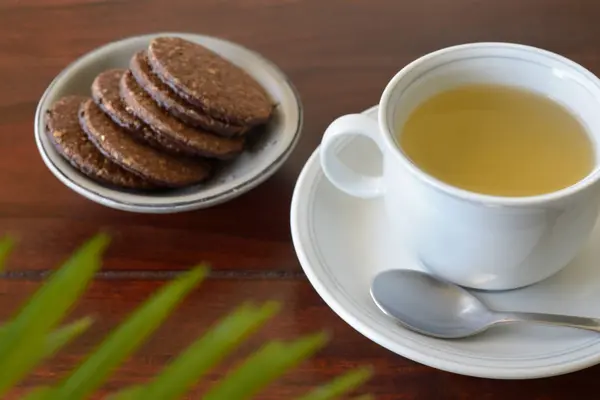 Eine Weiße Tasse Und Untertasse Mit Löffel Gefüllt Mit Bio — Stockfoto