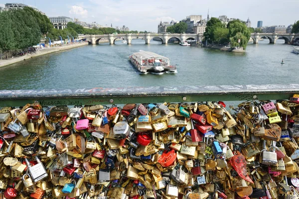 Încuietori Dragoste Atașate Balustrada Podului Pont Des Arts Fundal Stânga — Fotografie, imagine de stoc