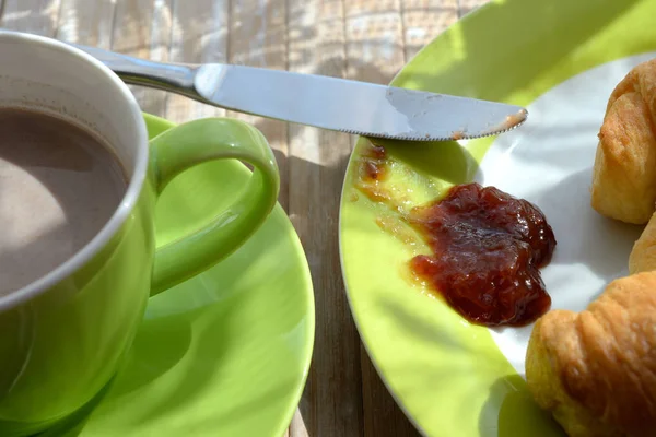 Mermelada Fresa Croissant Plato Verde Una Taza Verde Platillo Lleno — Foto de Stock