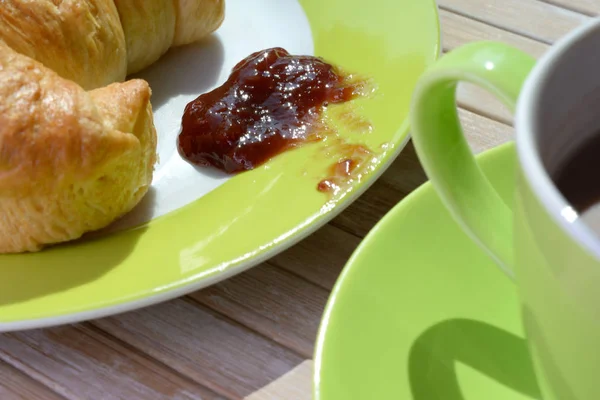 Poco Mermelada Fresa Croissant Plato Verde Taza Verde Platillo Lleno — Foto de Stock