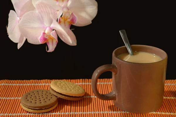 Коричневий Кухоль Ложкою Наповненою Молочним Чаєм Два Шоколадних Наповнених Печива — стокове фото