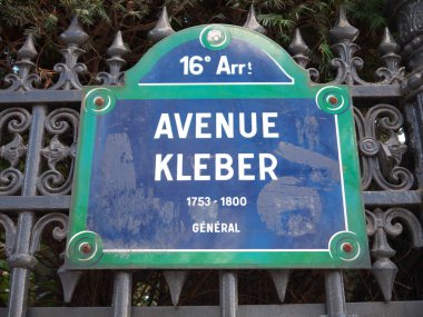 Metal bir çite bağlanmış Kleber caddesinin Parisli sokak tabelasına yakın plan. Paris 16. Bölge, Fransa.