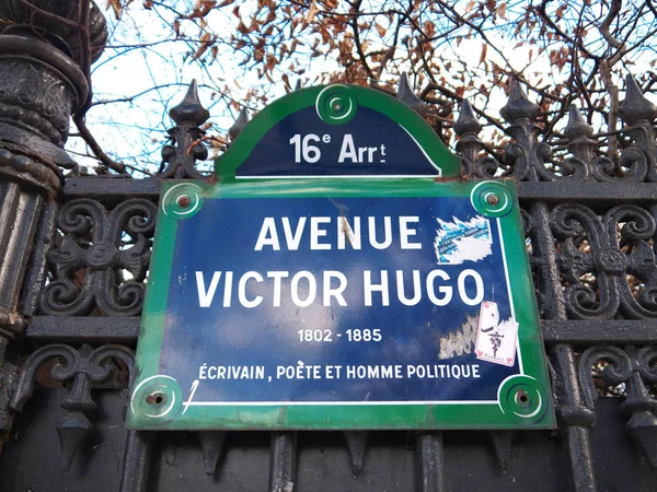 Victor Hugo 'nun metal bir çite iliştirdiği caddeye yakın plan. Paris 16. Bölge, Fransa. 