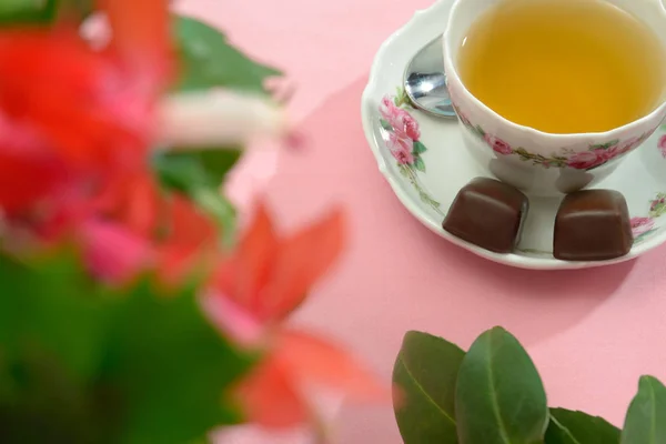 Eine Tasse Tee Mit Einem Löffel Und Pralinen Auf Der — Stockfoto