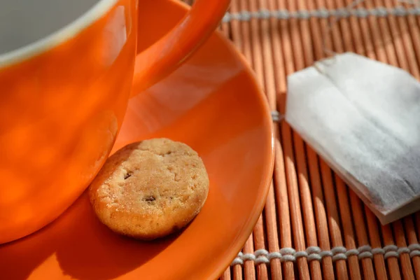 Close Pequeno Biscoito Pires Copo Laranja Cheio Água Quente Saco — Fotografia de Stock