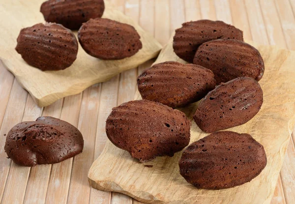 Diez Madeleines Chocolate Caseros Dos Tablas Cortar Madera Colocadas Una — Foto de Stock