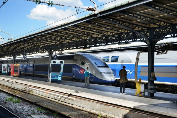 Bir TGV treninin Paris-Est tren istasyonuna girdiği bir platform. Bekleyen insanlar. Gare de l 'Est, Paris, Fransa.