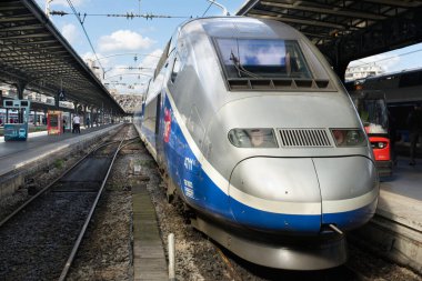Paris-Est tren istasyonunda yüksek hızlı bir TGV tren motoru. Gare de l 'Est, Paris, Fransa.