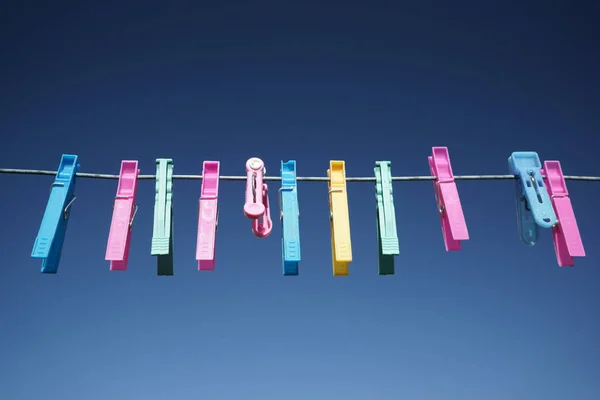 Piquets Tissu Coloré Sur Une Ligne Lavage Métal Fond Bleu — Photo