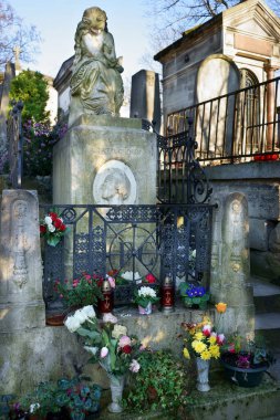 Frederic Chopin 'in Paris, Fransa' daki Pere Lachaise mezarlığındaki mezarı. Taze çiçekler mezarı süslüyor. Kış öğleden sonra.