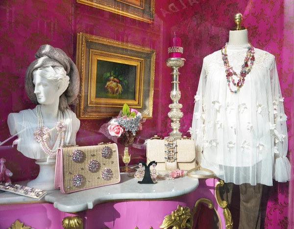 Roupas Femininas Românticas Acessórios Uma Vitrine Embreagens Jóias Traje Castiçal — Fotografia de Stock