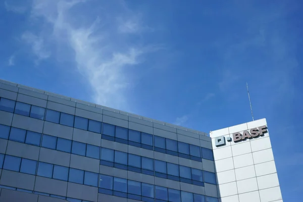 Levallois-Perret, Ile-de-France, Fransa 'daki BASF Alman kimya şirketi ofis binası. 