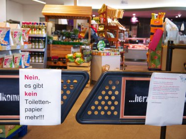 Coronavirus. Süpermarketlerde tuvalet kağıdı sattım. Mağazanın girişine bir daha tuvalet kağıdı yazılmayacak. Almanya.