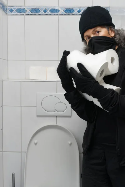 Inbreker Een Badkamer Steelt Zeer Felbegeerde Toiletrollen Tijdens Coronavirus Periode — Stockfoto