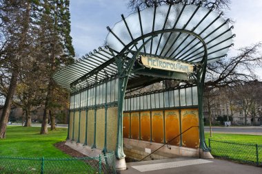 Metro yeraltı giriş editörü Art Nouveau tarzında. Porte Dauphine metro istasyonu. Foch Bulvarı, Paris, Fransa 'nın 16. caddesi..