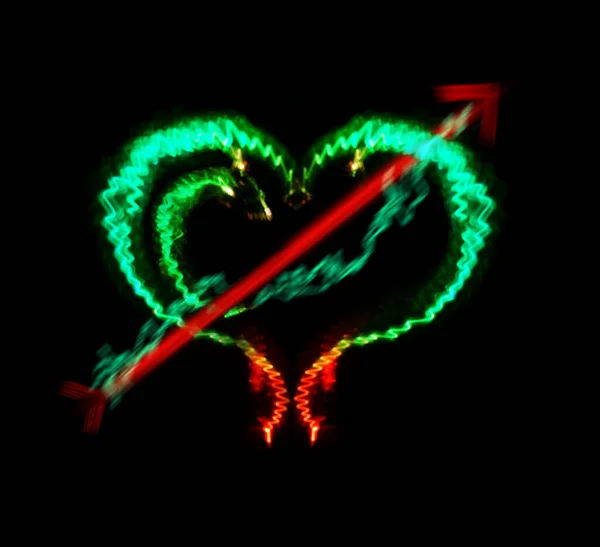 Brennendes Herz Und Pfeil Symbol Auf Schwarzem Hintergrund Grüne Und — Stockfoto