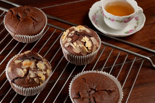 Magdalenas Chocolate Caseras Estante Enfriamiento Una Taza Porcelana Llena Fondo — Foto de Stock