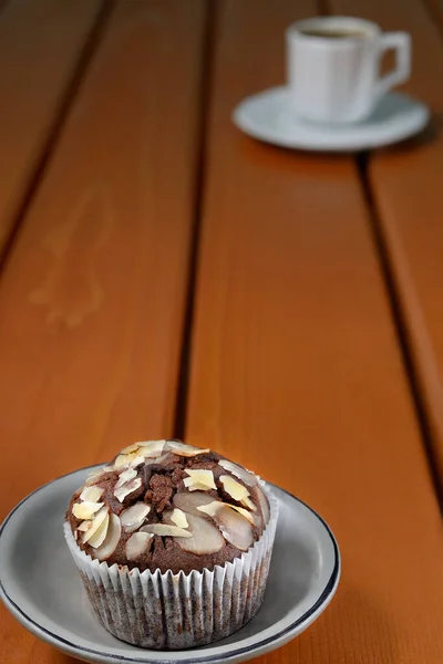 Muffin Chocolate Con Almendras Rodajas Sobre Una Mesa Madera Una — Foto de Stock